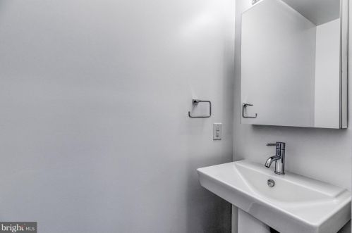 144 Front St, Philadelphia PA  19106-0020 exterior