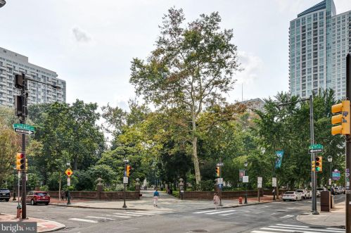 211 4th St, Philadelphia PA  19106-1801 exterior