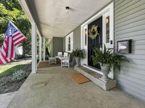 306 Holton Rdg, Crown Point, IN 46307-3115