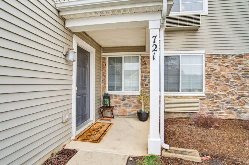 721 Silverstone Dr, Carpentersville, IL 60110-1182