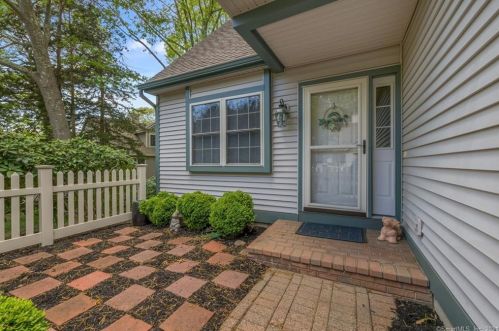 2 Peach Tree Ln, Niantic, CT 06357-1938