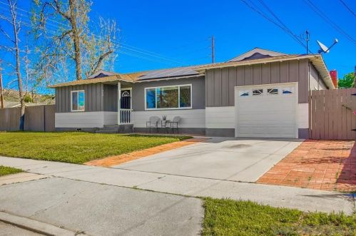 950 Goldenrod St, Escondido, CA 92027-1712