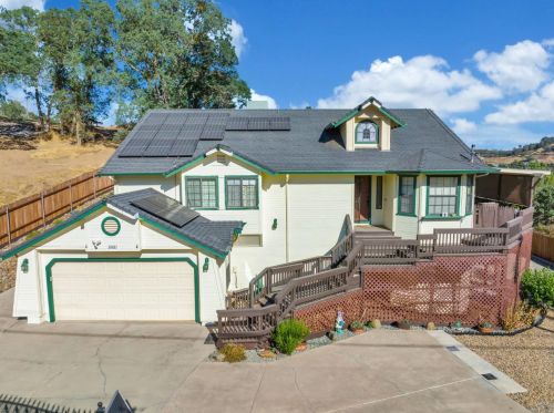 3400 Huckleberry Ln, Valley Springs, CA 95252-9598
