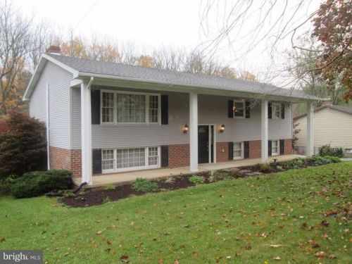 387 Allegheny Dr, York, PA 17402-5002