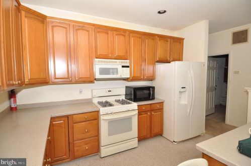 24 Allister Ln, Columbus, NJ 08022-2302