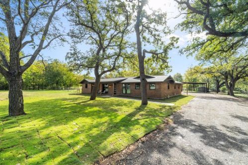 725 Kerry Ln, Azle, TX 76020-2375