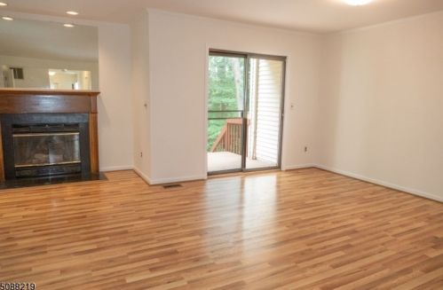 318 Jamestown Ct, Flemington, NJ 08822-2074