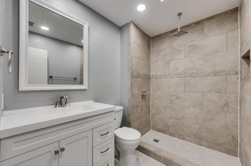 2230 Bowie Dr, Carrollton TX 75006-7754 exterior