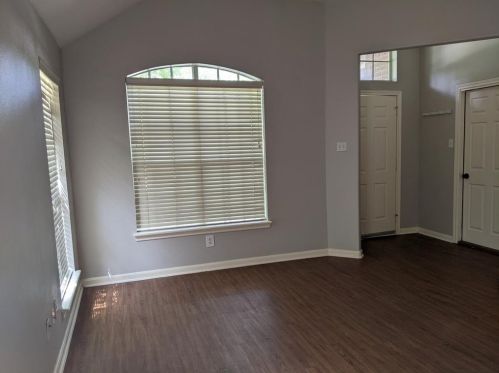 218 Canterbury Dr, Conroe, TX 77303-1852