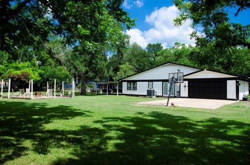 819 Pony Ln, Wallis, TX 77485-8090