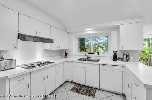10 Lefferts Ct, Middletown NJ  07748-3031 exterior