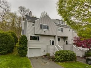 41 Country Pl, Huntington, CT 06484-3862