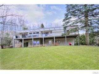 37 Ravenwood Dr, Weston, CT 06883-1437
