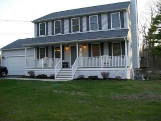 42 Rolling Green Dr, Scituate, RI 02825-1541