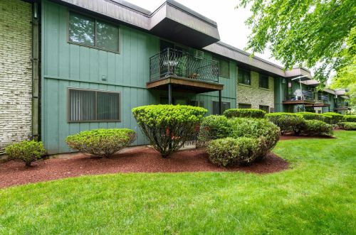 4 Strawberry Bank Rd, Nashua, NH 03062-2759