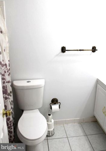 5076 Queens Wood Dr, Springfield VA  22015-1530 exterior