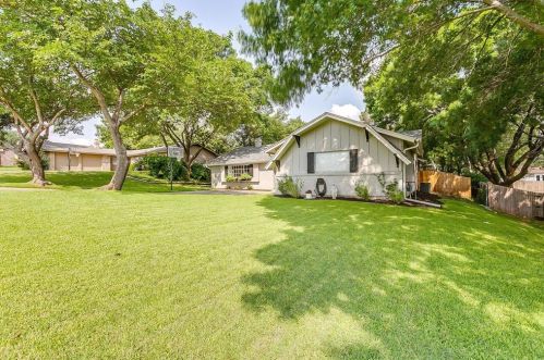 6932 Bal Lake Dr, Fort Worth, TX 76116-8018