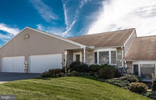 2421 Winterberry Ln, York, PA 17406-1962