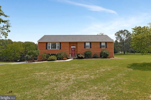 201 Robins Ln, Falling Waters, WV 25419-4825