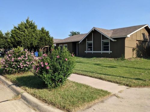 2043 Rose Hill Rd, Carrollton TX  75007-3147 exterior