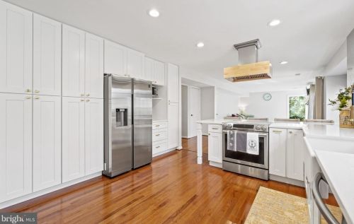 9625 Woodedge Dr, Springfield VA  22015-3017 exterior