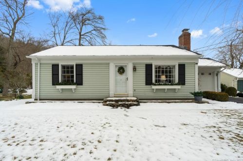 7 Pennicott Rd, Quaker Hill, CT 06375-1027
