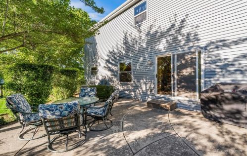 1168 Chalet Dr, Carol Stream IL  60188-3972 exterior