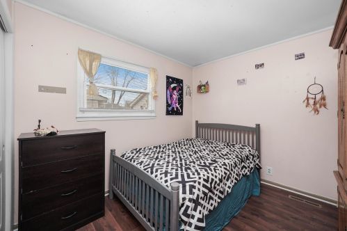 12 Wren Rd, Carpentersville, IL 60110-2251