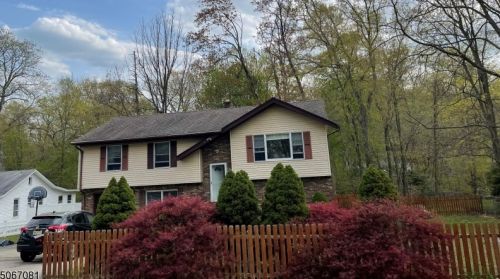 1 Mertz Pl, Kinnelon, NJ 07405-1911