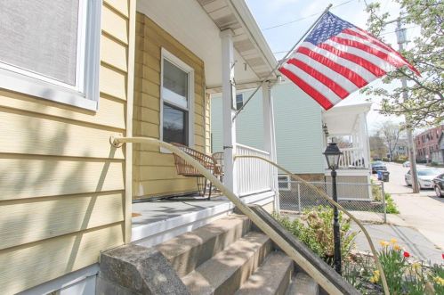 18 Narragansett Ave, Middletown, RI 02840-4065