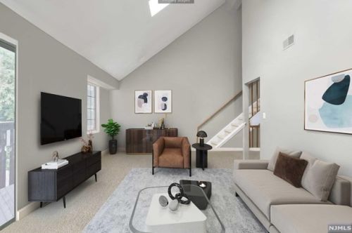 2803 Hemingway Ln, Mahwah, NJ 07430-2335