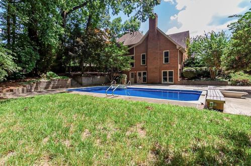 810 Mabry Rd, Atlanta GA  30328-2662 exterior