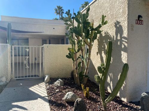 1521 Cerritos Dr, Palm Springs, CA 92264-5039