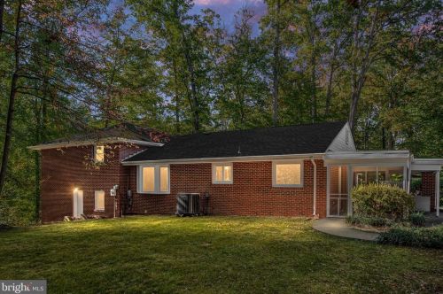 211 Lake Shore Dr, Fredericksburg, VA 22405-3118