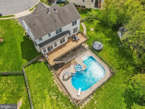 9201 Rainbow Falls Dr, Bristow, VA 20136-2136