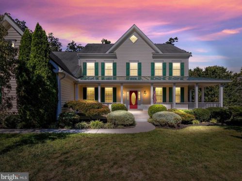 102 Aquifer Dr, Falling Waters, WV 25419-4313