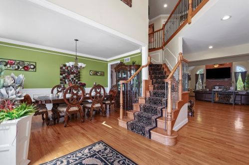 7920 Pineview Ln, Frankfort, IL 60423-9006