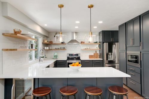 6081 Mineral Dr, Englewood CO 80112-3306 exterior