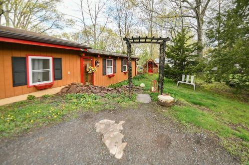 164 County Rd, Waterbury, CT 06716-2504