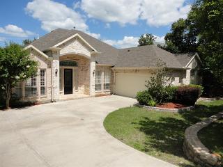 904 Excalibur Dr, Lewisville TX  75077-1818 exterior