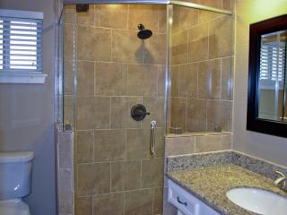 1635 Shadow Bend Dr, Houston TX  77043-3233 exterior