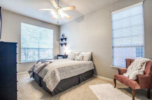 2561 Grn Oak Dr, Carrollton TX 75010-4221 exterior