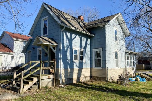 140 4th St, Capron, IL 61012-7704