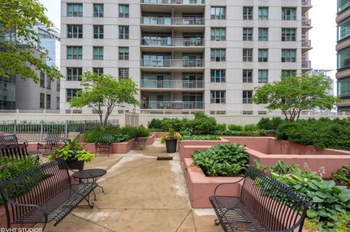 125 Jefferson St, Chicago IL  60661-3609 exterior