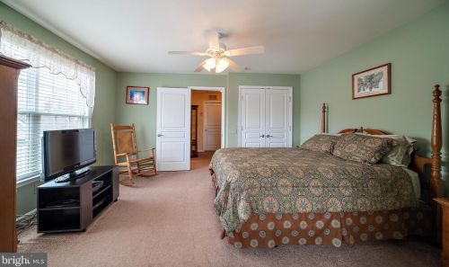 232 Sparrow Dr, Trenton NJ 08690-2461 exterior