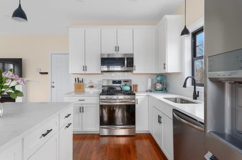 17 Wuddall Ave, Warwick, RI 02889-3518