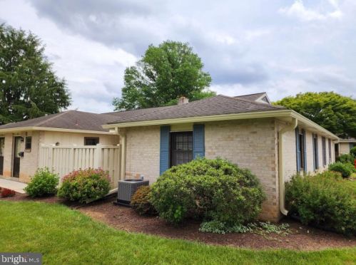 50 Valleybrook Dr, Lancaster PA  17601-4617 exterior