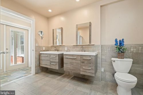 8017 Ellet Rd, Springfield VA  22151-1921 exterior