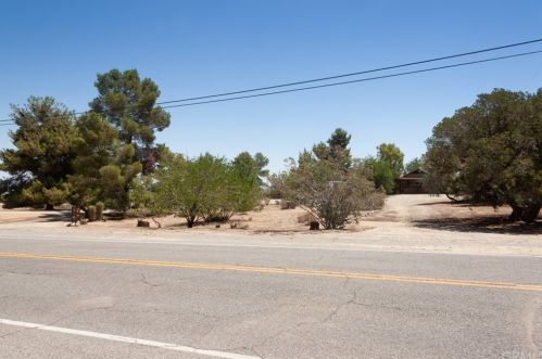 32806 Longview Rd, Pearblossom, CA 93553-3108