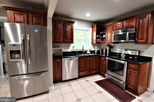 8005 Lake Pleasant Dr, Springfield VA  22153-3005 exterior